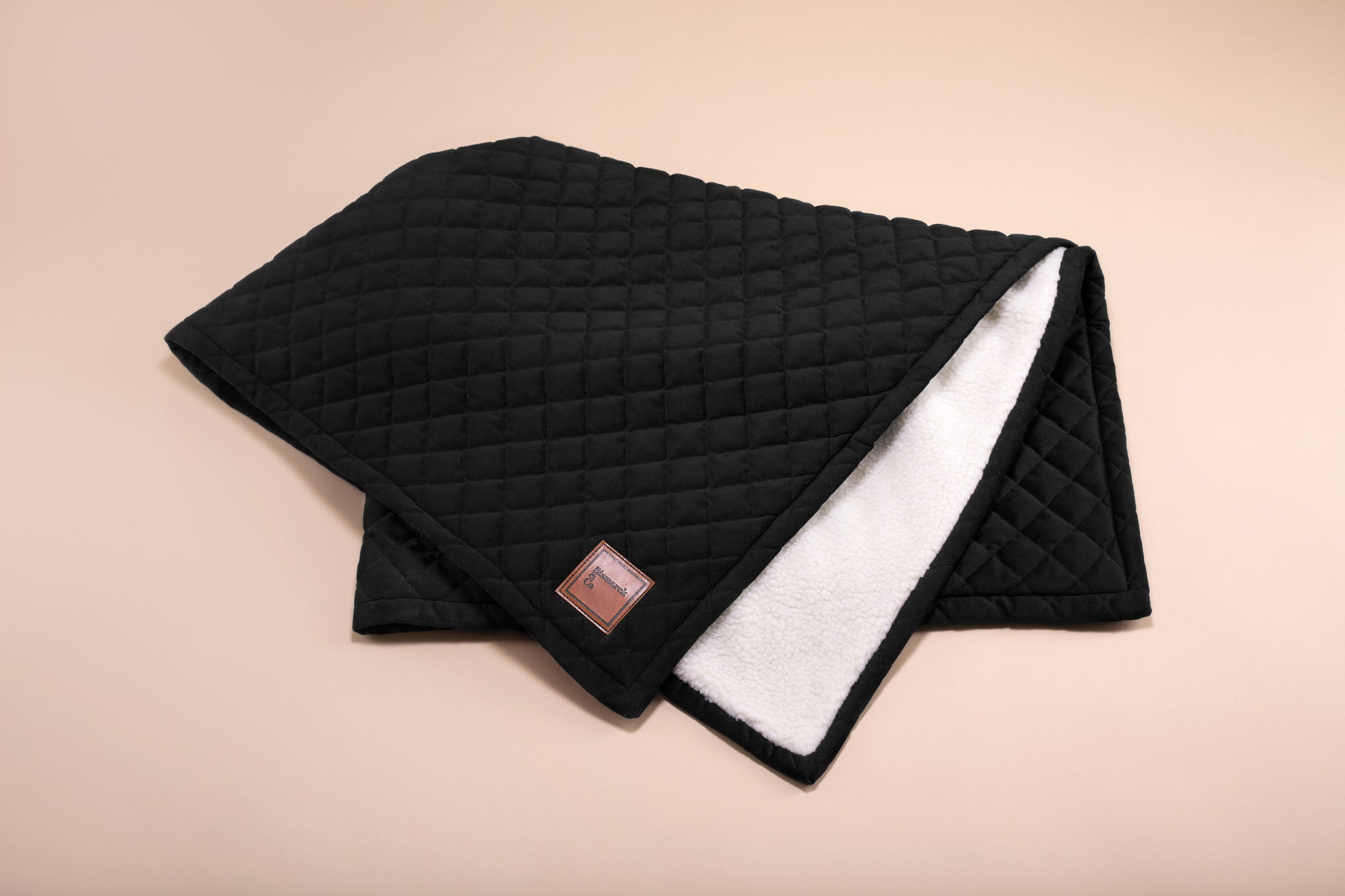 Gesteppte Samt-Sherpa-Matte in Schwarz